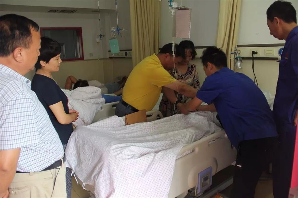 【愛在利通】公司董事長趙洪亮攜公司領導探望液壓管生產車間員工重病家屬，傳遞利通溫暖