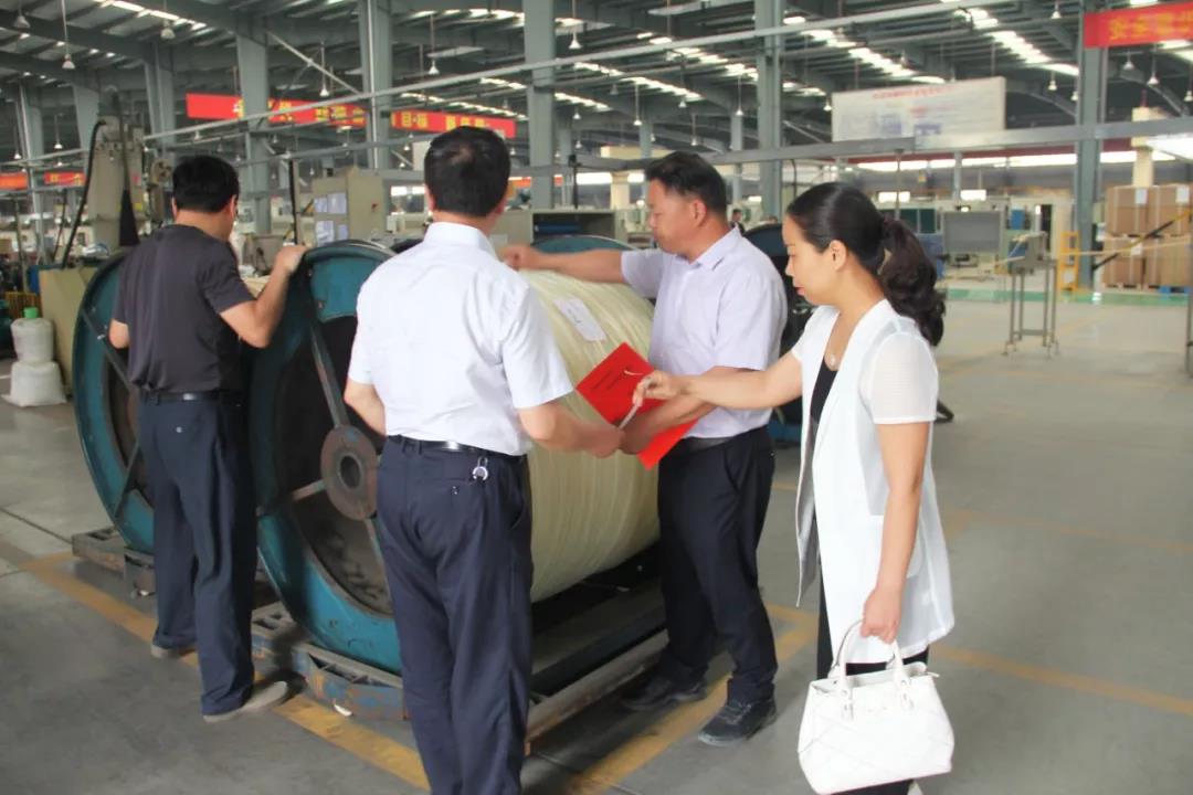 漯河市科協主席栗金成慰問我司科技先進工作者張勇