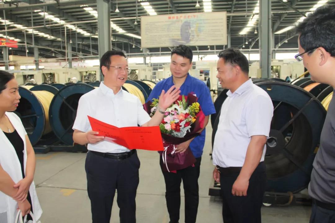 漯河市科協主席栗金成慰問我司科技先進工作者張勇