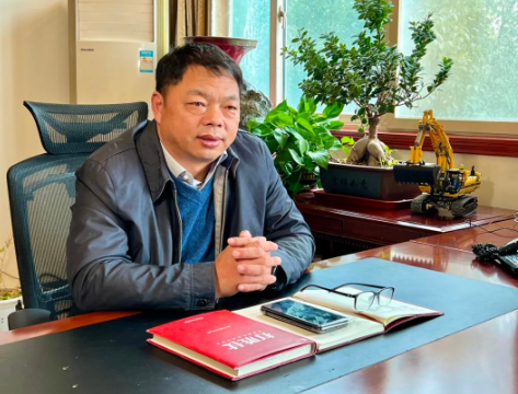亮哥話創業｜第二話 負重南下 五公升白開水開啟膠管業務生涯