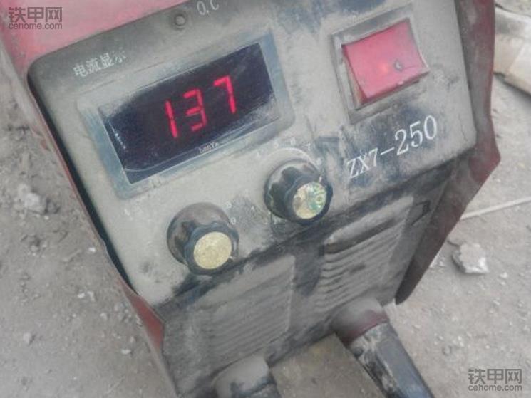 挖掘機改裝技巧：高手是如何自制拖鏈輪的？